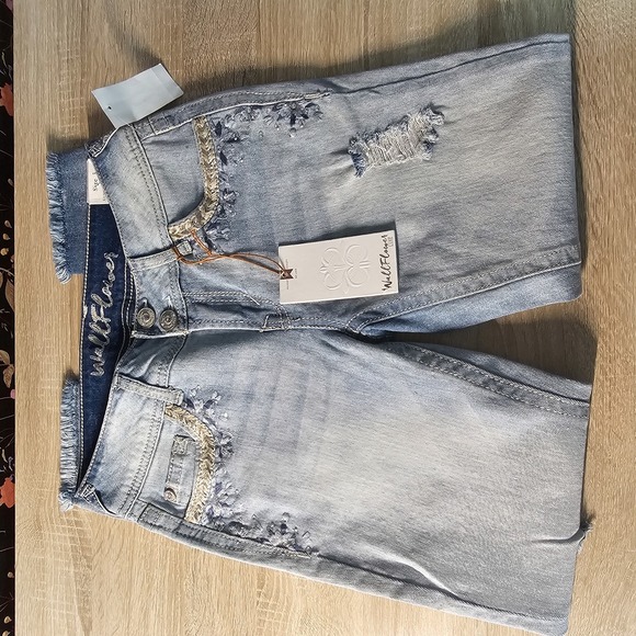 NWT WALLFLOWER | LUSCIOUS CURVY BEDAZZLED DISTRESSED SKINNY JEAN SIZE 3 - Picture 1 of 5